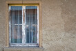 Außenansicht eines Hauses mit verwitterten Holzfenstern
