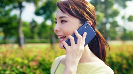 Poster - 歩きながらスマホで通話する女性
