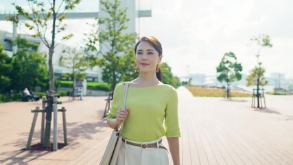 Poster - 公園を歩く女性