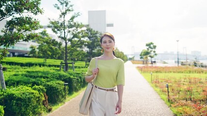 Poster - 公園を歩く女性
