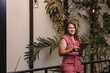 © STOCKEROcr - Hermosa mujer latina de negocios con una tableta digital en sus manos