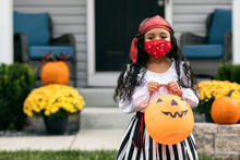 Halloween: Cute Pirate Girl With Face Mask