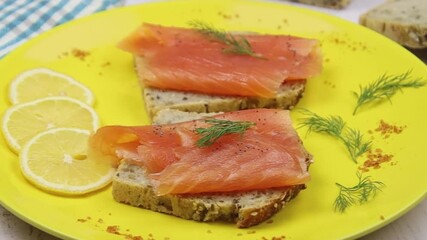 Sticker - toast au saumon fumé dans une assiette