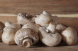 Mehrere Pilze liegen bereit für die Zubereitung in der Küche - Weiße Champignons (Zuchtchampignon - Lat.: Agaricus bisporus)