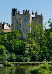 Wall Mural - Le château de Montreuil-Bellay au bord de la rivière le Thouet