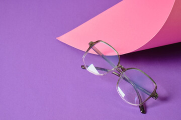 Poster - eyeglasses on pink and purple geometric background, trendy eyeglass frames copy space