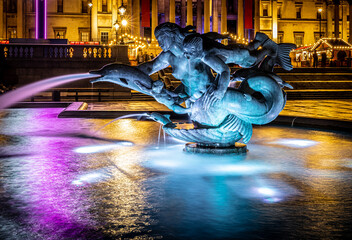 Wall Mural - A night view of fountains of Trafalgar square, a public square in the City of Westminster, Central London