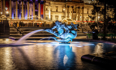 Wall Mural - A night view of fountains of Trafalgar square, a public square in the City of Westminster, Central London