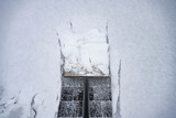 Fototapeta  - odśnieżane, odśnieżanie łopatą do śniegu, łopata do śniegu, śnieg na kostce brukowej 