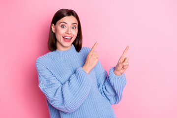 Wall Mural - portrait of attractive cute girly cheerful girl demonstrating ad advert copy space new novelty isola