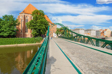 Wroclaw, Poland - Crossed By The Oder River, Wroclaw Displays A Large Number Of Colorful Bridges, Which Are A Main Landmark Of The Town. Here In Particular A Typical Iron Bridge