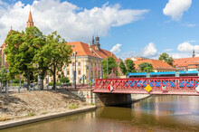 Wroclaw, Poland - Crossed By The Oder River, Wroclaw Displays A Large Number Of Colorful Bridges, Which Are A Main Landmark Of The Town. Here In Particular A Typical Iron Bridge