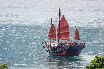 Fototapete - Red sail junk on victoria harbor