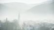 smog nad małym miasteczkiem u podnóża gór