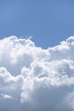 Fototapeta Niebo - Chmury na błękitnym niebie