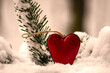 Winterliche Dekoration mit Herz in rot Platz für Text