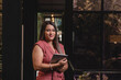 © STOCKEROcr - Hermosa mujer latina de negocios con una tableta digital en sus manos