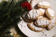 Ricciarelli, dolce tipico natalizio senese a base di mandorle su sfondo bianco. Decorazioni natalizie. Dolci della tradizione italiana