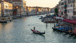 Widok na kanał w Wenecji tuż przed zachodem słońca