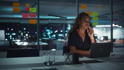 Aufkleber - Overworked African American Businesswoman Working on Laptop Computer in Big City Office Late in the Evening. Tired Stressed Female Entrepreneur trying to Find Solution for Business Problems.