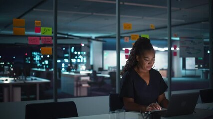 Aufkleber - Overworked African American Businesswoman Working on Laptop Computer in Big City Office Late in the Evening. Tired Stressed Female Entrepreneur trying to Find Solution for Business Problems.