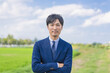 © 茂輝 田代 - 屋外のスーツ姿の男性