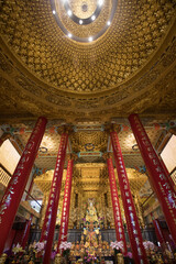 Canvas Print - Vertical shot of the interior of Songshan Ciyou Temple. Taoist temple in Taipei, Taiwan.