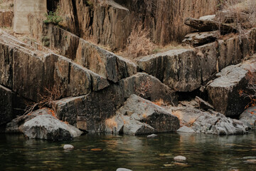 Poster - Rocky coast of a river with dry grass in Northern California, Tahoe in autumn