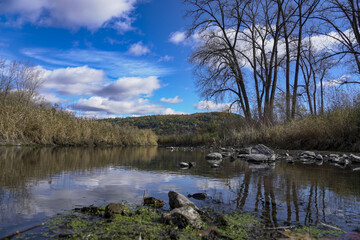 Sticker - Beautiful view of Devil's Lake surrounded by trees under a blue sky with fluffy clouds in Wisconsin