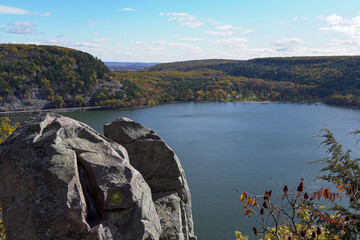 Canvas Print - Beautiful view of Devil's Lake surrounded by dense colorful trees and hills in Wisconsin