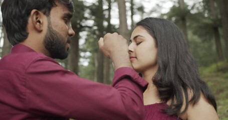 Canvas Print - The footage of a lovely couple celebrating their anniversary in a park in India