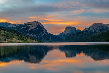 Canvas Print - USA, Wyoming. White Rock Mountain and Squaretop Peak above Green River Lake at sunrise, Wind River Mountains