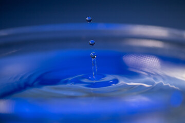 Canvas Print - Selective focus shot of waterdrop splash