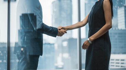 Aufkleber - Female and Male Business Partners Meet in Office, Shake Hands. Corporate CEO and Finance Manager Have Meeting in City Office. Businesspeople Came to Discuss Real Estate Purchase and Marketing Project.
