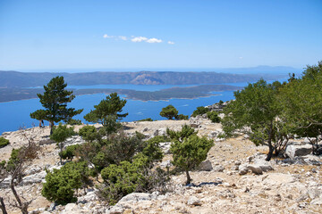 Sticker - Scenic view of Zlatni Rat Beach in Bol, Croatia under a blue sky