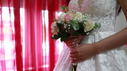 Canvas Print - A closeup shot of a bride's hands holding her bouquet of beautiful roses in HD