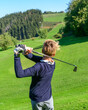 © ARochau - Jugendlicher Golfspieler beim Abschlag vom Tee