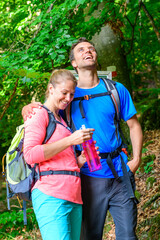 Wall Mural - Junge Leute genießt gutgelaunt eine Wanderung im Altmühltal