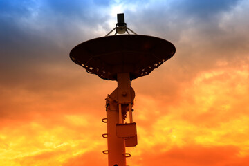 Canvas Print - The silhouette of a radio telescope observatory