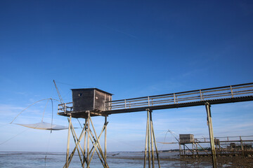  Tout au long de la côte se dresse des esplanades en bois, souvent agrémentées d’une cabane sur pilotis surplombant la mer, ce sont des pêcheries de Moutiers en Retz en Loire Atlantique