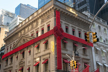 New York City, New York - December 2019: 2019 Installation Of The Cartier Flagship Store On Fifth Avenue With The Gigantic Bow And Jaguars Climbing The Sides. 