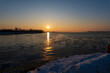 Sonnenaufgang am Fluss Trave im Winter