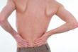 Junger Mann mit Rückenschmerzen