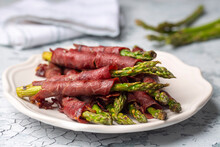 Grilled Asparagus With Bacon (Turkish Name; Pastirmali Kuskonmaz ızgara)