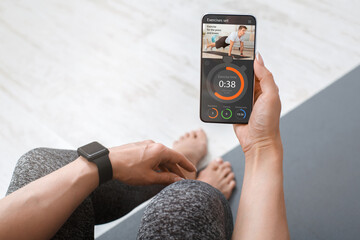 Aufkleber - Woman with smart watch and phone in her hand training