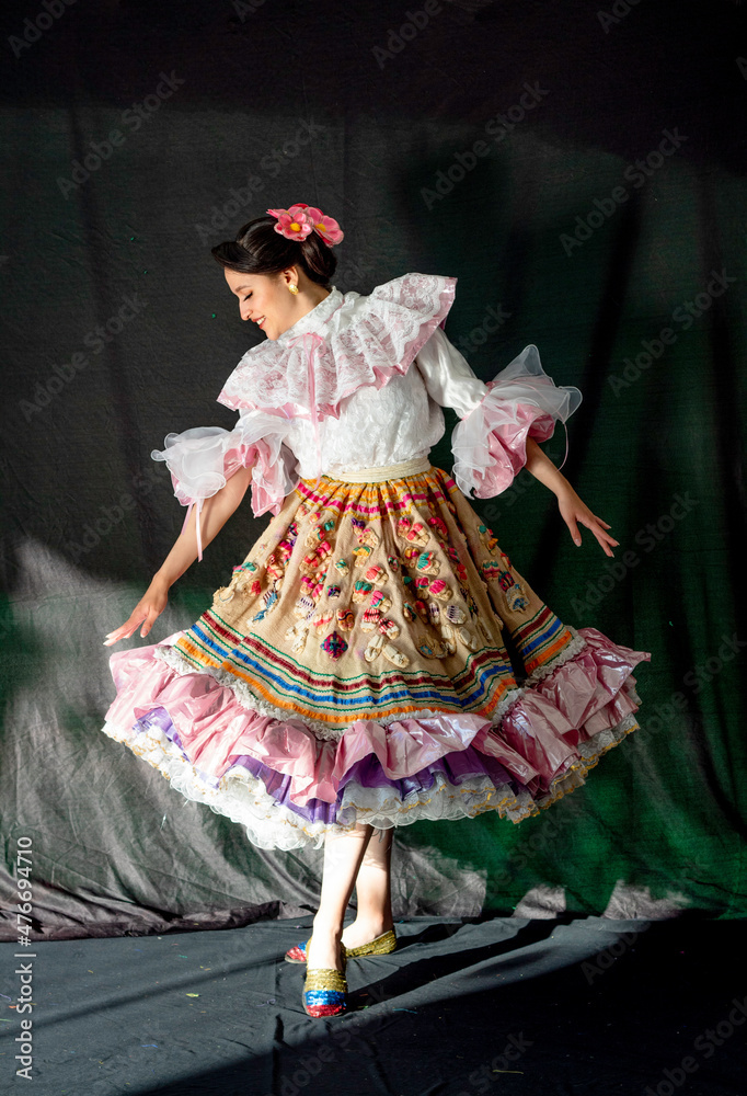 white christmas dresses Colombia Traditional Dress with Blouse and Skirt M