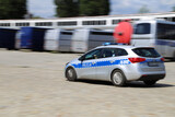 Fototapeta  - Policjanci wydziału prewencji  polskiej policji w mieście