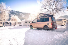 Wintercamping In Den Alpen Mit Einem Reisemobil Und Wohnwagen
