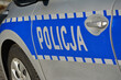 Znak policja na radiowozie polskiej policji zimową porą.