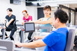 © maroke - ジムでパーソナルトレーニングを受ける中年男性